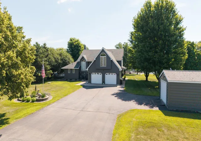 Photo 3 of Single family home for sale at 12 Lake Shetek Dr, Slayton, MN 56172 | MLS# 7116790 | Listing updated on 2026-08-17