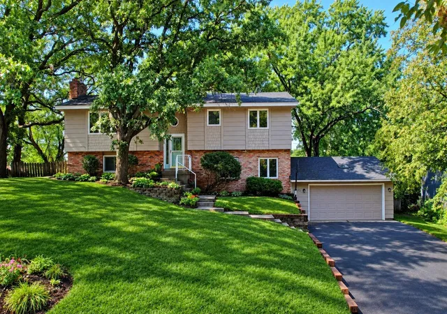 Photo 1 of Single family home for sale at 16015 Oak Shore Dr, Lakeville, MN 55044 | MLS# 7116865 | Listing updated on 2026-09-23