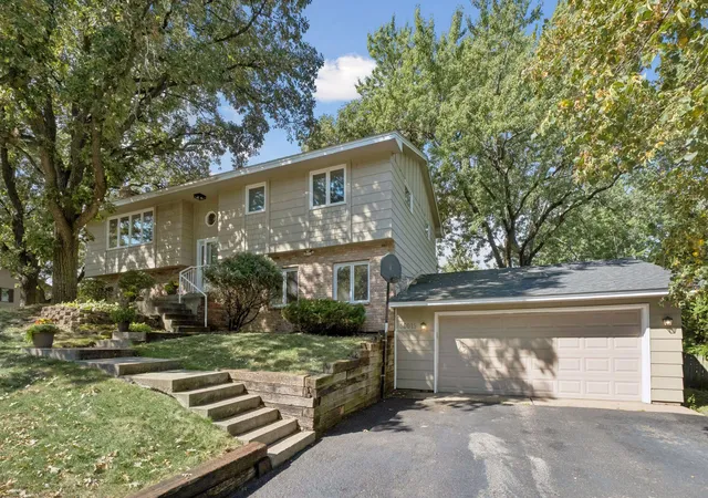 Photo 3 of Single family home for sale at 16015 Oak Shore Dr, Lakeville, MN 55044 | MLS# 7116865 | Listing updated on 2026-09-23