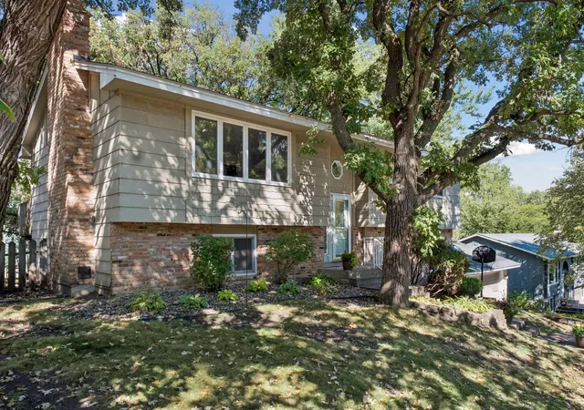 Photo 4 of Single family home for sale at 16015 Oak Shore Dr, Lakeville, MN 55044 | MLS# 7116865 | Listing updated on 2026-09-23