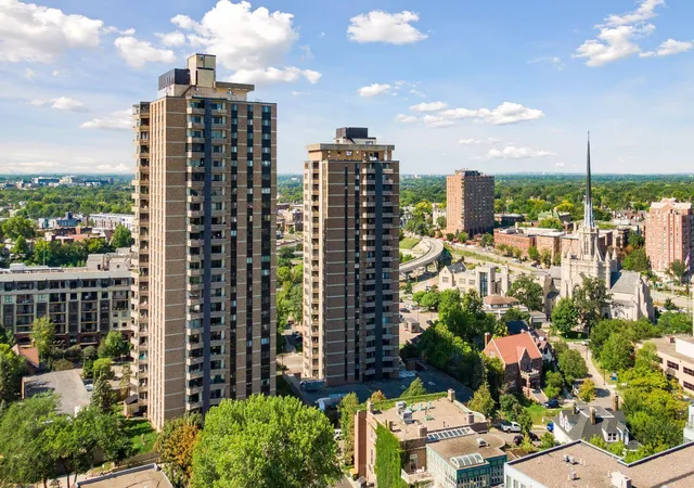 Listing Photo 4 - Condo for sale in building located at 400 Groveland Ave, Minneapolis, MN 55403 - Unit #1714