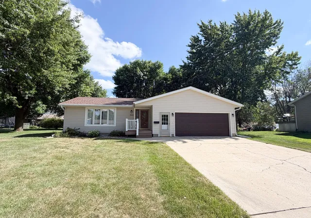 Photo 2 of Single family home for sale at 1523 Eckerson Dr, Worthington, MN 56187 | MLS# 7116973 | Listing updated on 2026-09-04