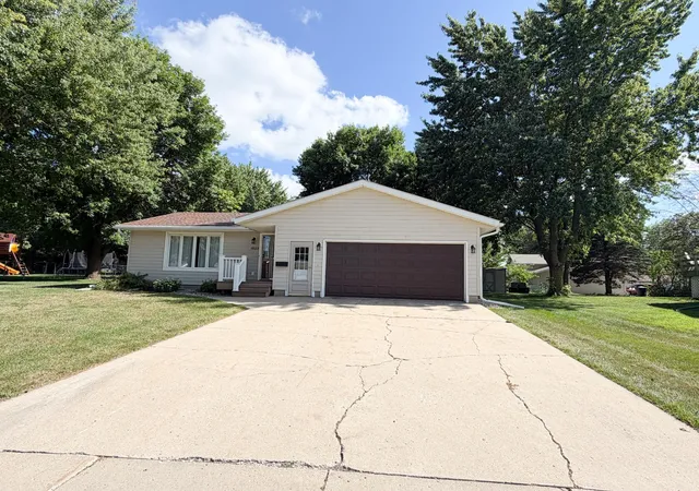 Photo 3 of Single family home for sale at 1523 Eckerson Dr, Worthington, MN 56187 | MLS# 7116973 | Listing updated on 2026-09-04