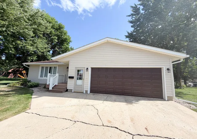 Photo 3 of Sale Pending at 1523 Eckerson Dr, Worthington, MN 56187 | MLS# 7116973 | Listing updated on 2026-10-05