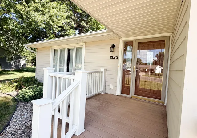Photo 4 of Sale Pending at 1523 Eckerson Dr, Worthington, MN 56187 | MLS# 7116973 | Listing updated on 2026-10-05