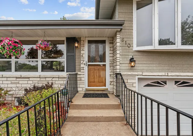 Photo 4 of Single family home for sale at 810 Oakwood Dr, New Brighton, MN 55112 | MLS# 7117008 | Listing updated on 2026-10-29