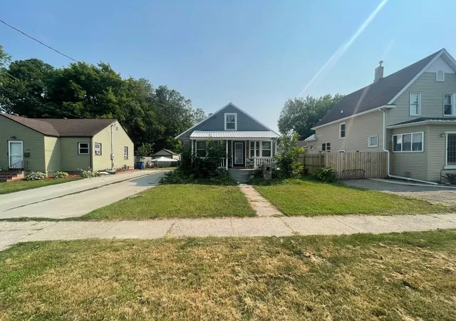 Photo 1 of Single family home for sale at 1205 3rd Avenue S, Moorhead, MN 56560 | MLS# 7117102 | Listing updated on 2026-10-09