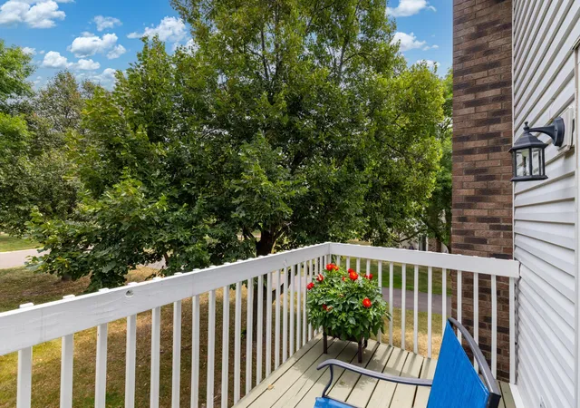 Listing Photo 4 - Condo for sale in building located at 3632 Gershwin Ln N, Saint Paul, MN 55128