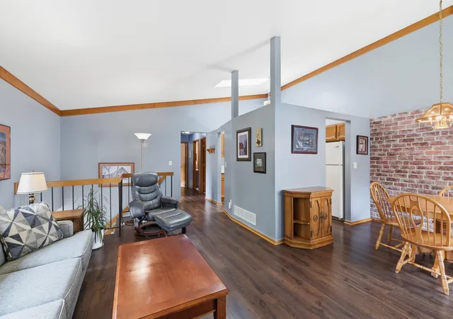 Listing Photo 5 - Condo for sale in building located at 3632 Gershwin Ln N, Saint Paul, MN 55128