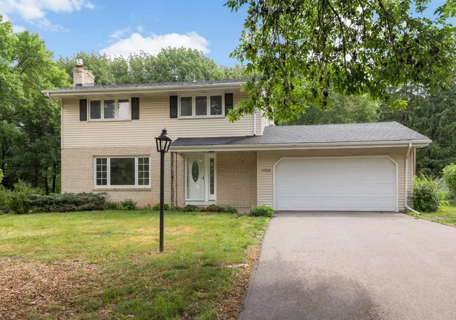 Photo 1 of Single family home for sale at 10928 London Dr, Burnsville, MN 55337 | MLS# 7117121 | Listing updated on 2026-09-05