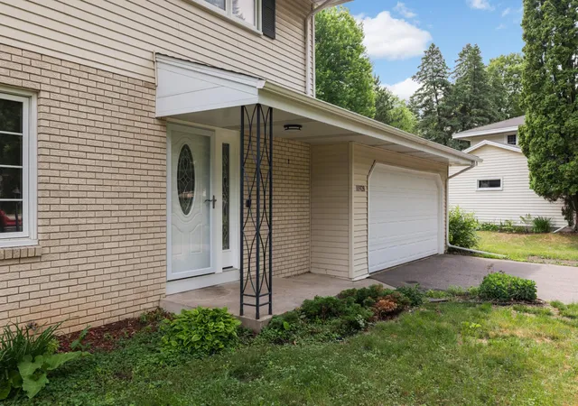 Photo 3 of Single family home for sale at 10928 London Dr, Burnsville, MN 55337 | MLS# 7117121 | Listing updated on 2026-09-05