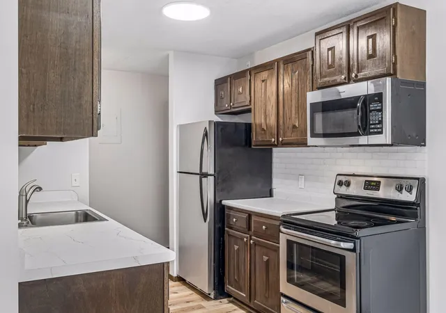 Listing Photo 4 - Condo for sale in building located at 4009 Heritage Hls Dr, Bloomington, MN 55437 - Unit #207