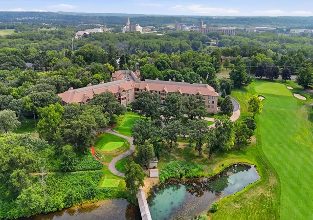 Listing Photo 2 - Condo for sale in building located at 6100 Auto Clb Rd, Bloomington, MN 55438 - Unit #305