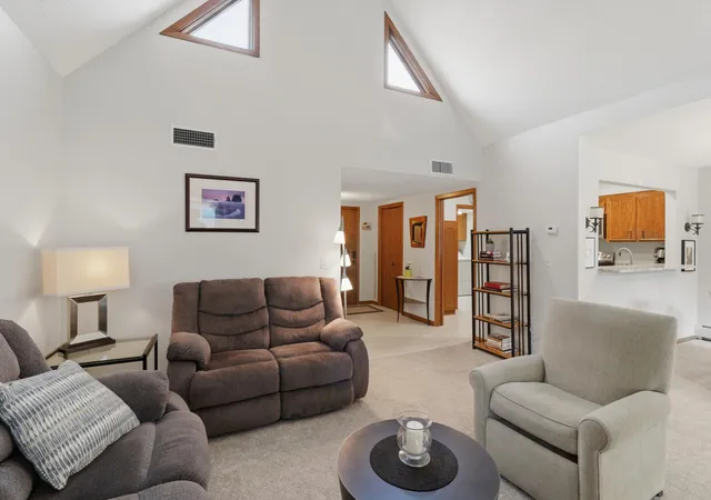 Listing Photo 5 - Condo for sale in building located at 6100 Auto Clb Rd, Bloomington, MN 55438 - Unit #305