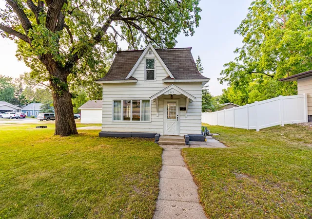 1st image of 505 8th Ave E, Alexandria, MN 56308 | MLS# 7117337