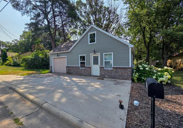 Photo 1 of Single family home for sale at 810 5th Avenue Se, Little Falls, MN 56345 | MLS# 7117378 | Listing updated on 2026-09-22