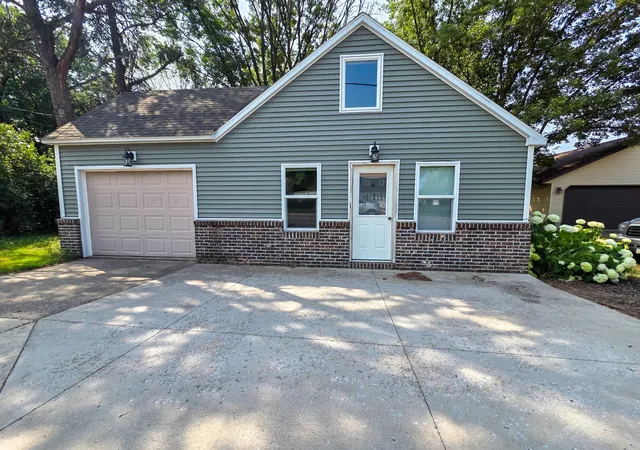 Photo 2 of Single family home for sale at 810 5th Avenue Se, Little Falls, MN 56345 | MLS# 7117378 | Listing updated on 2026-09-22