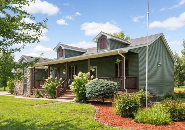 Photo 3 of Single family home for sale at 423 Doppy Ln, Le Sueur, MN 56058 | MLS# 7117427 | Listing updated on 2026-08-27