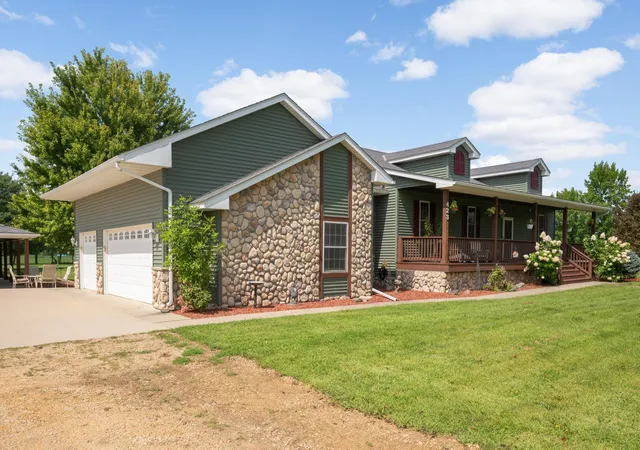 Photo 4 of Single family home for sale at 423 Doppy Ln, Le Sueur, MN 56058 | MLS# 7117427 | Listing updated on 2026-08-27