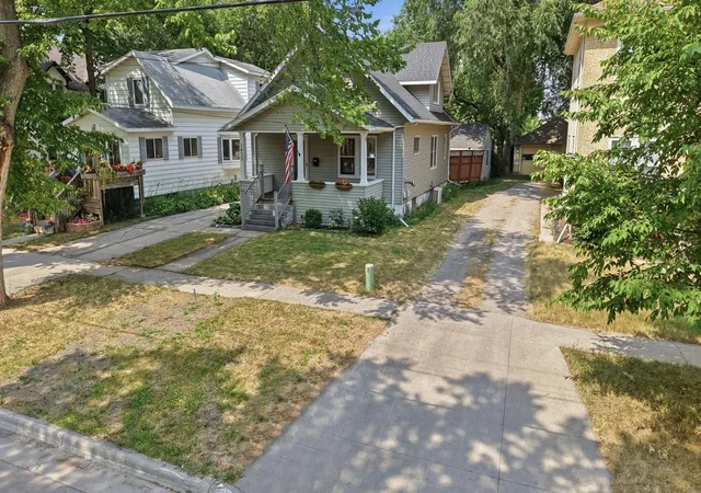 Photo 1 of Single family home for sale at 1433 2nd Avenue S, Fargo, ND 58103 | MLS# 7117458 | Listing updated on 2026-10-19