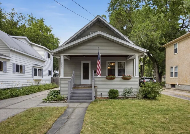 Photo 3 of Single family home for sale at 1433 2nd Avenue S, Fargo, ND 58103 | MLS# 7117458 | Listing updated on 2026-10-19