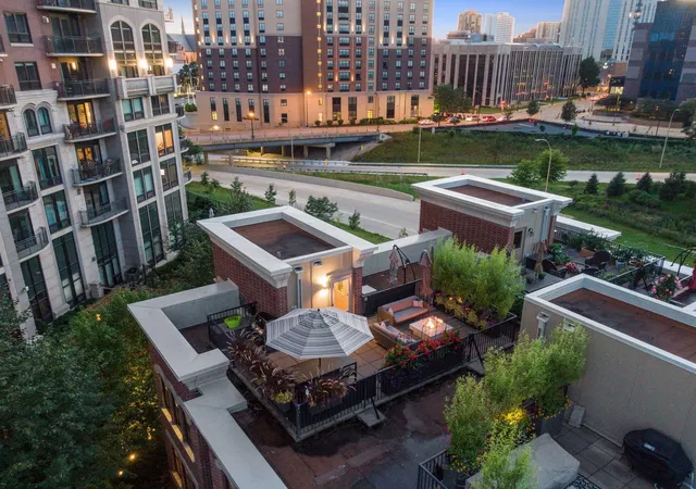 Listing Photo 4 - Condo for sale in building located at 513 S 10th St, Minneapolis, MN 55404
