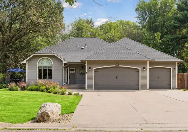 3rd image of 2041 Oakridge St, Saint Paul, MN 55119 | MLS# 7117527