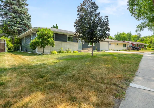 2nd image of 1108 S River Dr, Moorhead, MN 56560 | MLS# 7117552