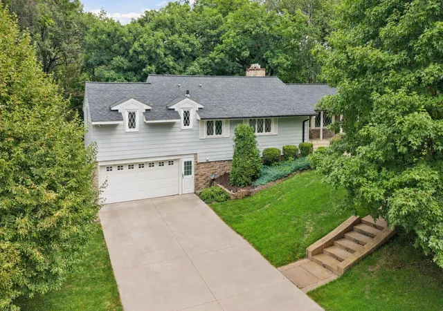 2nd image of 129 Teresa Dr, Saint Paul, MN 55118 | MLS# 7117553