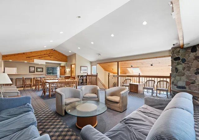 2nd image of 1063 Duckwood Dr, Saint Paul, MN 55123
