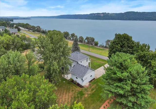 Photo 3 of Single family home for sale at 32297 Lakeview Dr, Lake City, MN 55041 | MLS# 7117622 | Listing updated on 2026-10-04