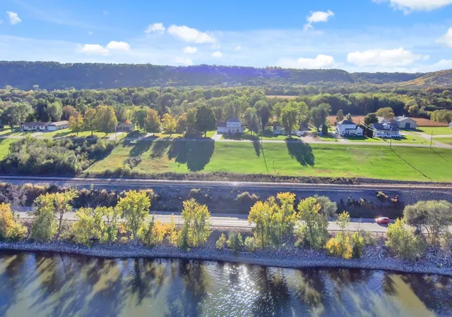 Photo 3 of Single family home for sale at 32297 Lakeview Dr, Lake City, MN 55041 | MLS# 7117622 | Listing updated on 2026-10-04