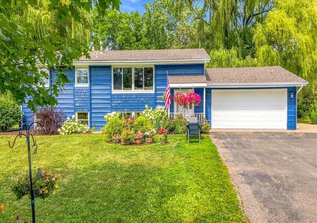 2nd image of 18480 Country Squires Cir, Prior Lake, MN 55372 | MLS# 7117653