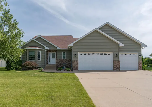 Photo 1 of Single family home for sale at 1007 Crystal Lake Dr, Lake Crystal, MN 56055 | MLS# 7117746 | Listing updated on 2026-08-31