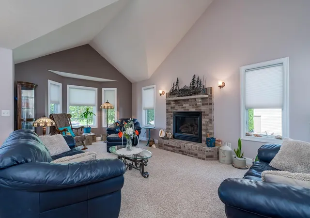 Photo 3 of Single family home for sale at 1007 Crystal Lake Dr, Lake Crystal, MN 56055 | MLS# 7117746 | Listing updated on 2026-08-31