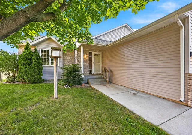 2nd image of 1351 Rolling Oaks Dr, Hanover, MN 55341 | MLS# 7117884