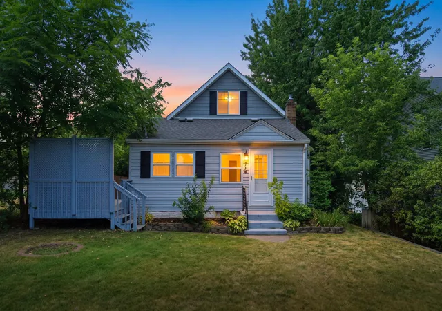 1st image of 724 1st Ave Nw, Saint Paul, MN 55112 | MLS# 7117907
