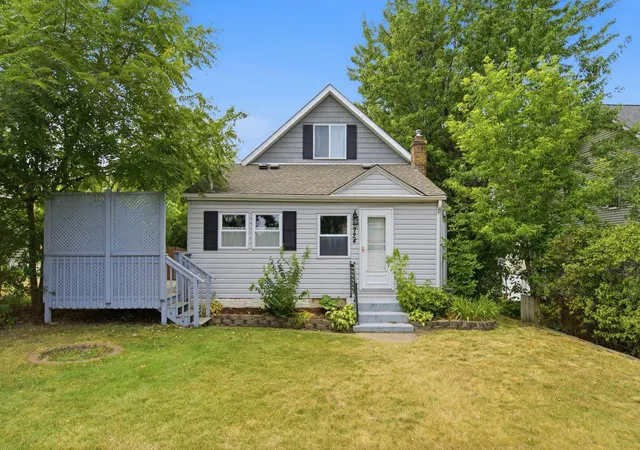 2nd image of 724 1st Ave Nw, Saint Paul, MN 55112 | MLS# 7117907