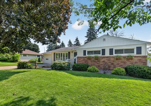 2nd image of 1415 Linn Ave, Owatonna, MN 55060 | MLS# 7117933