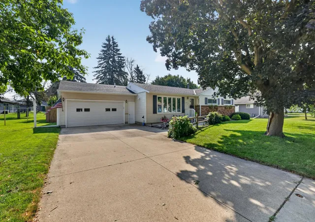 3rd image of 1415 Linn Ave, Owatonna, MN 55060 | MLS# 7117933