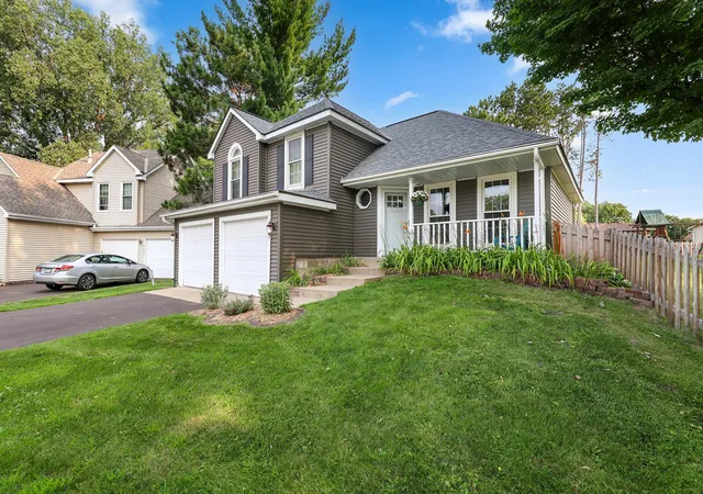 2nd image of 8607 Shiloh Ct, Eden Prairie, MN 55347 | MLS# 7117991