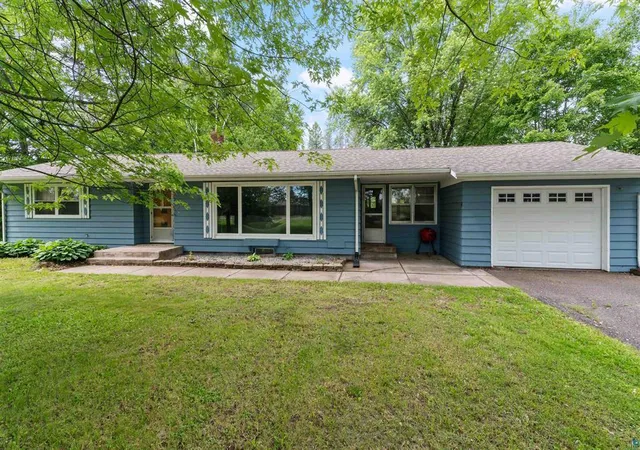 1st image of 908 Lakeshore Dr, Moose Lake, MN 55767 | MLS# 7118002