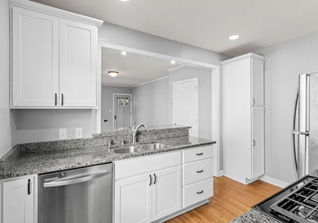 Listing Photo 4 - Condo for sale in building located at 1210 Sherburne Ave, Saint Paul, MN 55104