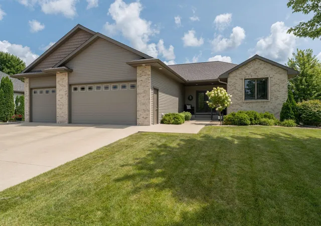 2nd image of 121 Grovebrook Dr, Mankato, MN 56001 | MLS# 7118016