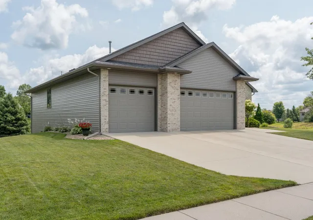 Photo 3 of Sale Pending at 121 Grovebrook Dr, Mankato, MN 56001 | MLS# 7118016 | Listing updated on 2026-08-09