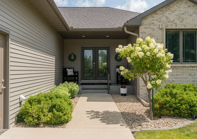 Photo 3 of Sale Pending at 121 Grovebrook Dr, Mankato, MN 56001 | MLS# 7118016 | Listing updated on 2026-08-09