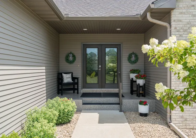 Photo 4 of Sale Pending at 121 Grovebrook Dr, Mankato, MN 56001 | MLS# 7118016 | Listing updated on 2026-08-09