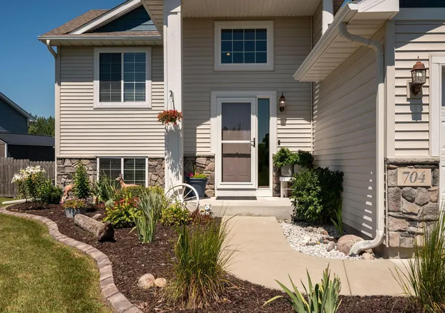 3rd image of 704 Bremen Cir, Waverly, MN 55390 | MLS# 7118085
