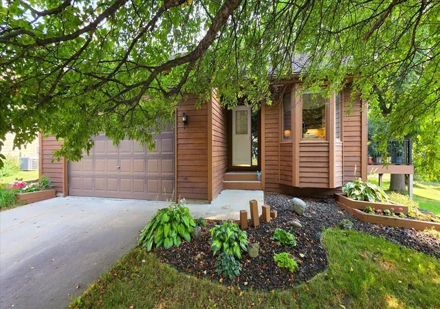 3rd image of 1521 Bruers Ct, Chaska, MN 55318 | MLS# 7118089