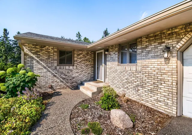 Photo 1 of Sale Pending at 2795 Helen St N, Saint Paul, MN 55109 | MLS# 7118102 | Listing updated on 2026-08-25